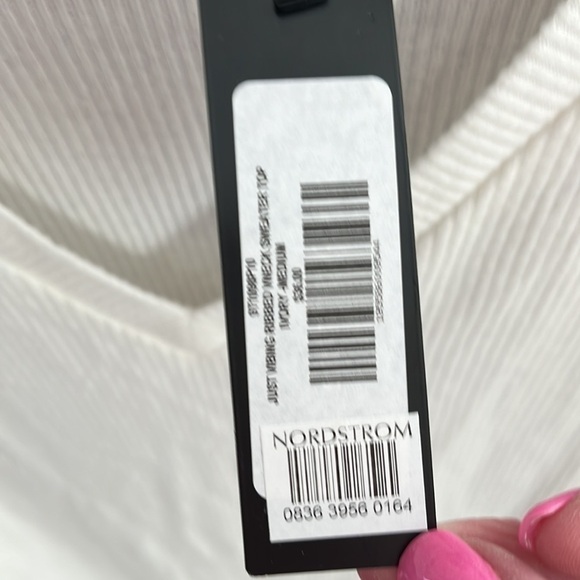 NWT Lulu’s Women’s White Top, size medium. - Picture 2 of 5